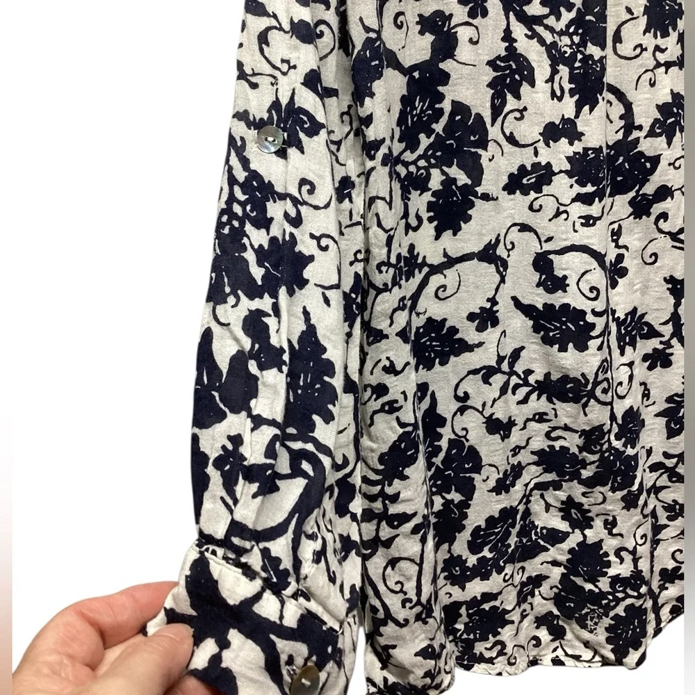 Honey Punch vneck Navy print Blouse Size Small